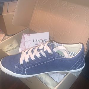 Taos sneakers style moc star size 9
